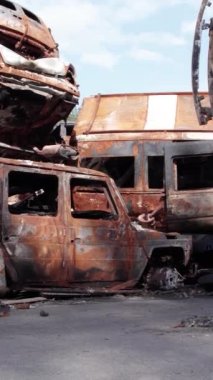 Bu stok dikey video Irpin, Bucha bölgesinde bir kurşun ve yanmış araba dökümü gösteriyor.