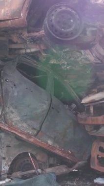Bu stok dikey video Irpin, Bucha bölgesinde bir kurşun ve yanmış araba dökümü gösteriyor.