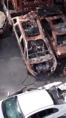 Bu stok dikey video Irpin, Bucha bölgesinde bir kurşun ve yanmış araba dökümü gösteriyor.