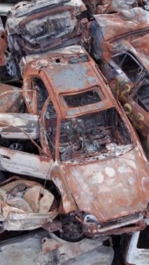 Bu stok dikey video Irpin, Bucha bölgesinde bir kurşun ve yanmış araba dökümü gösteriyor.