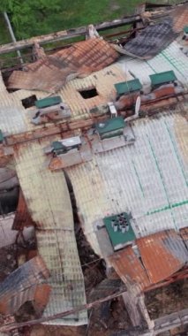 Bu borsa dikey videosu Stoyanka, Bucha, Ukrayna 'da savaştan zarar görmüş bir binayı gösteriyor.