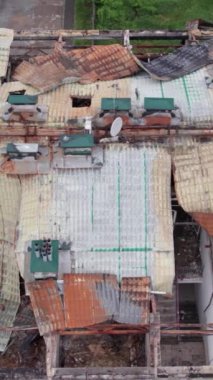 Bu borsa dikey videosu Stoyanka, Bucha, Ukrayna 'da savaştan zarar görmüş bir binayı gösteriyor.