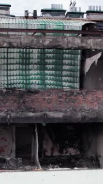 Bu borsa dikey videosu Stoyanka, Bucha, Ukrayna 'da savaştan zarar görmüş bir binayı gösteriyor.