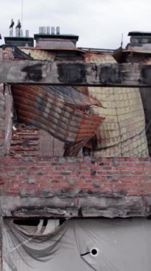 Bu borsa dikey videosu Stoyanka, Bucha, Ukrayna 'da savaştan zarar görmüş bir binayı gösteriyor.