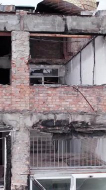 Bu borsa dikey videosu Stoyanka, Bucha, Ukrayna 'da savaştan zarar görmüş bir binayı gösteriyor.