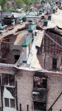 Bu borsa dikey videosu Stoyanka, Bucha, Ukrayna 'da savaştan zarar görmüş bir binayı gösteriyor.