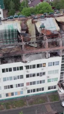 Bu borsa dikey videosu Stoyanka, Bucha, Ukrayna 'da savaştan zarar görmüş bir binayı gösteriyor.