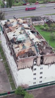 Bu borsa dikey videosu Stoyanka, Bucha, Ukrayna 'da savaştan zarar görmüş bir binayı gösteriyor.