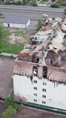 Bu borsa dikey videosu Stoyanka, Bucha, Ukrayna 'da savaştan zarar görmüş bir binayı gösteriyor.