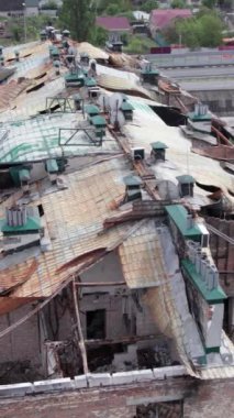 Bu borsa dikey videosu Stoyanka, Bucha, Ukrayna 'da savaştan zarar görmüş bir binayı gösteriyor.