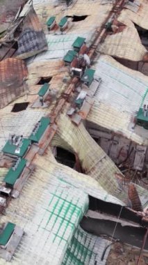 Bu borsa dikey videosu Stoyanka, Bucha, Ukrayna 'da savaştan zarar görmüş bir binayı gösteriyor.