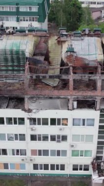 Bu borsa dikey videosu Stoyanka, Bucha, Ukrayna 'da savaştan zarar görmüş bir binayı gösteriyor.