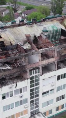 Bu borsa dikey videosu Stoyanka, Bucha, Ukrayna 'da savaştan zarar görmüş bir binayı gösteriyor.