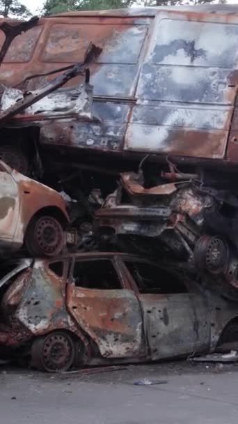 Állomány Függőleges Videó Mutatja Egy Szemétlerakó Lövés Égett Autók Irpin — Stock videók
