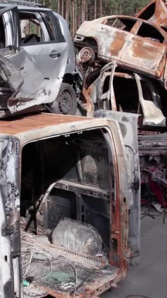 Questo Video Verticale Mostra Una Discarica Auto Sparate Bruciate Nel — Video Stock