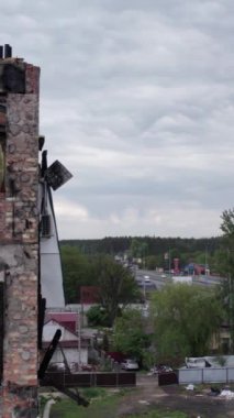 Bu borsa dikey videosu Stoyanka, Bucha, Ukrayna 'da savaştan zarar görmüş bir binayı gösteriyor.