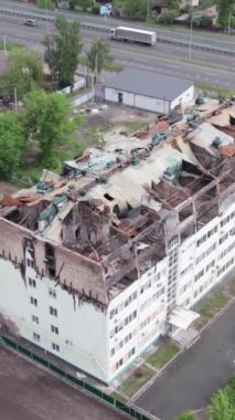 Bu borsa dikey videosu Stoyanka, Bucha, Ukrayna 'da savaştan zarar görmüş bir binayı gösteriyor.