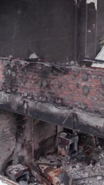 Bu borsa dikey videosu Stoyanka, Bucha, Ukrayna 'da savaştan zarar görmüş bir binayı gösteriyor.