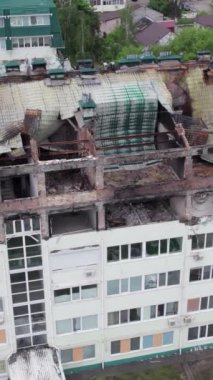 Bu borsa dikey videosu Stoyanka, Bucha, Ukrayna 'da savaştan zarar görmüş bir binayı gösteriyor.