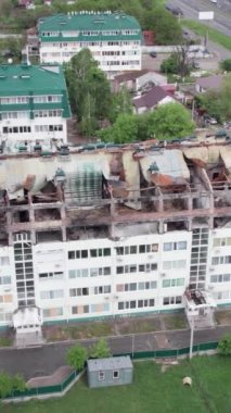 Bu borsa dikey videosu Stoyanka, Bucha, Ukrayna 'da savaştan zarar görmüş bir binayı gösteriyor.