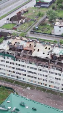 Bu borsa dikey videosu Stoyanka, Bucha, Ukrayna 'da savaştan zarar görmüş bir binayı gösteriyor.