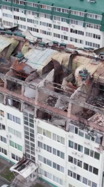 Bu borsa dikey videosu Stoyanka, Bucha, Ukrayna 'da savaştan zarar görmüş bir binayı gösteriyor.