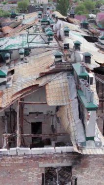 Bu borsa dikey videosu Stoyanka, Bucha, Ukrayna 'da savaştan zarar görmüş bir binayı gösteriyor.