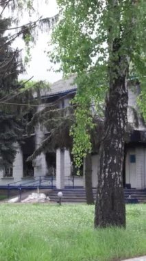 Bu dikey borsa videosu Ukrayna 'daki savaşın sonucunu gösteriyor. Borodyanka, Kyiv bölgesindeki polis karakolunun yıkılması ve yakılması.