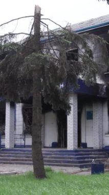 Bu dikey borsa videosu Ukrayna 'daki savaşın sonucunu gösteriyor. Borodyanka, Kyiv bölgesindeki polis karakolunun yıkılması ve yakılması.