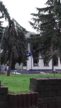 Bu dikey borsa videosu Ukrayna 'daki savaşın sonucunu gösteriyor. Borodyanka, Kyiv bölgesindeki polis karakolunun yıkılması ve yakılması.