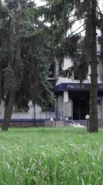 Bu dikey borsa videosu Ukrayna 'daki savaşın sonucunu gösteriyor. Borodyanka, Kyiv bölgesindeki polis karakolunun yıkılması ve yakılması.