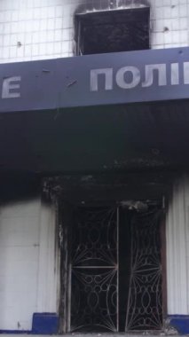 Bu dikey borsa videosu Ukrayna 'daki savaşın sonucunu gösteriyor. Borodyanka, Kyiv bölgesindeki polis karakolunun yıkılması ve yakılması.