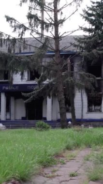 Bu dikey borsa videosu Ukrayna 'daki savaşın sonucunu gösteriyor. Borodyanka, Kyiv bölgesindeki polis karakolunun yıkılması ve yakılması.