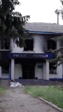 Bu dikey borsa videosu Ukrayna 'daki savaşın sonucunu gösteriyor. Borodyanka, Kyiv bölgesindeki polis karakolunun yıkılması ve yakılması.