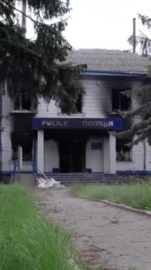 Bu dikey borsa videosu Ukrayna 'daki savaşın sonucunu gösteriyor. Borodyanka, Kyiv bölgesindeki polis karakolunun yıkılması ve yakılması.