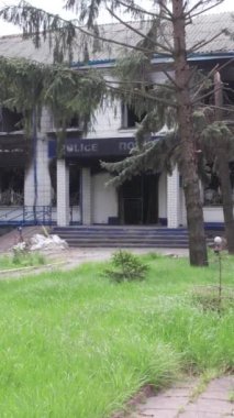 Bu dikey borsa videosu Ukrayna 'daki savaşın sonucunu gösteriyor. Borodyanka, Kyiv bölgesindeki polis karakolunun yıkılması ve yakılması.