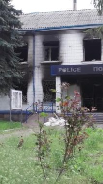 Bu dikey borsa videosu Ukrayna 'daki savaşın sonucunu gösteriyor. Borodyanka, Kyiv bölgesindeki polis karakolunun yıkılması ve yakılması.