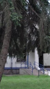 Bu dikey borsa videosu Ukrayna 'daki savaşın sonucunu gösteriyor. Borodyanka, Kyiv bölgesindeki polis karakolunun yıkılması ve yakılması.