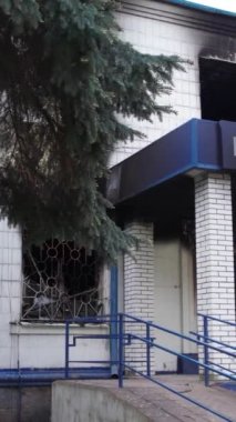 Bu dikey borsa videosu Ukrayna 'daki savaşın sonucunu gösteriyor. Borodyanka, Kyiv bölgesindeki polis karakolunun yıkılması ve yakılması.