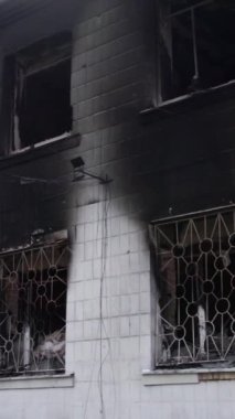 Bu dikey borsa videosu Ukrayna 'daki savaşın sonucunu gösteriyor. Borodyanka, Kyiv bölgesindeki polis karakolunun yıkılması ve yakılması.