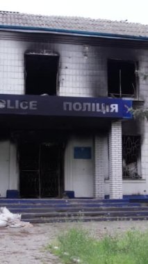 Bu dikey borsa videosu Ukrayna 'daki savaşın sonucunu gösteriyor. Borodyanka, Kyiv bölgesindeki polis karakolunun yıkılması ve yakılması.