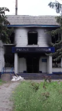 Bu dikey borsa videosu Ukrayna 'daki savaşın sonucunu gösteriyor. Borodyanka, Kyiv bölgesindeki polis karakolunun yıkılması ve yakılması.