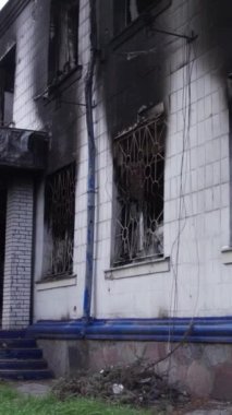 Bu dikey borsa videosu Ukrayna 'daki savaşın sonucunu gösteriyor. Borodyanka, Kyiv bölgesindeki polis karakolunun yıkılması ve yakılması.