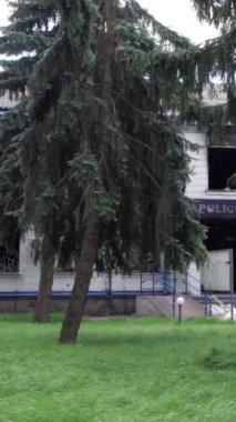 Bu dikey borsa videosu Ukrayna 'daki savaşın sonucunu gösteriyor. Borodyanka, Kyiv bölgesindeki polis karakolunun yıkılması ve yakılması.