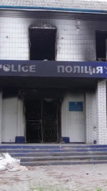 Bu dikey borsa videosu Ukrayna 'daki savaşın sonucunu gösteriyor. Borodyanka, Kyiv bölgesindeki polis karakolunun yıkılması ve yakılması.