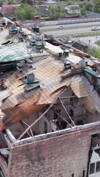 このストック垂直ビデオは ウクライナのブチャ地区Stoyanka Bucha地区に戦争で破壊された建物を示しています — ストック動画