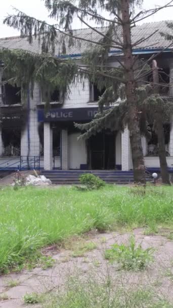 Stock Vertical Video Shows Aftermath War Ukraine Destroyed Burned Building — Stock Video