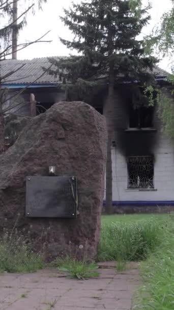 Denne Vertikale Videoen Viser Ettervirkningene Krigen Ukraina Den Ødelagte Brente – stockvideo