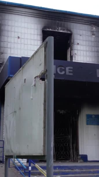 화면은 우크라이나 내전의 여파를 키예프의 보르도 산카에 경찰서 파괴되고 불태워졌다 — 비디오