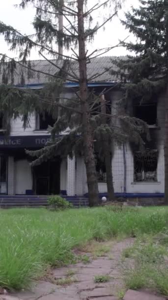 这盘股票的垂直录像显示了乌克兰战争的后果 基辅地区Borodyanka警察局被摧毁和烧毁的建筑 — 图库视频影像